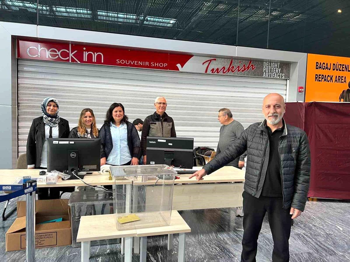 İlk oyu kullanmak için Romanya\'dan geldi