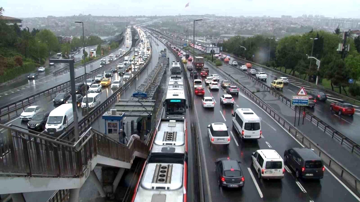 İstanbul\'da Sağanak Yağış Trafiği Olumsuz Etkiledi