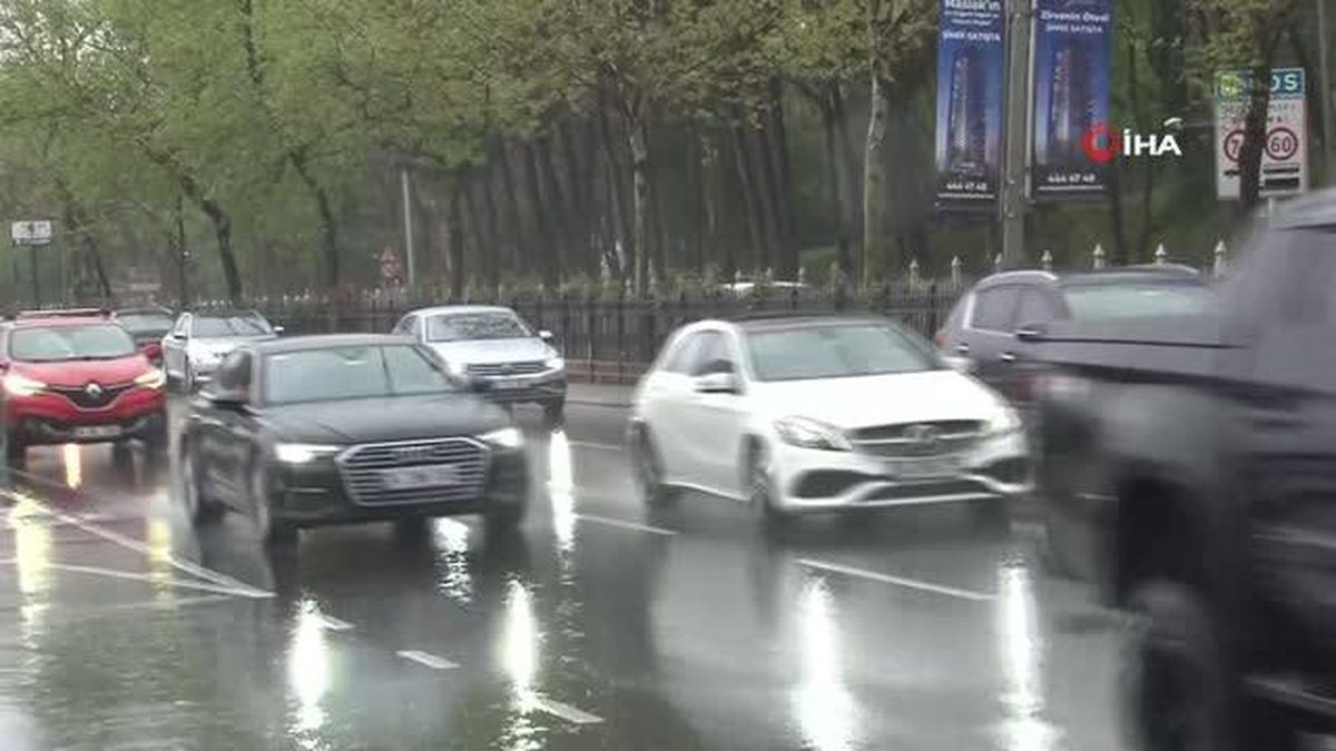 İstanbul'da Sağanak Yağış Trafik Kilitledi