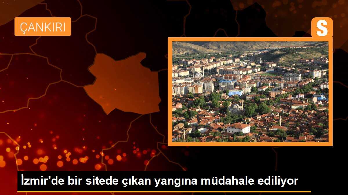 İzmir\'de bir sitede çıkan yangına müdahale ediliyor