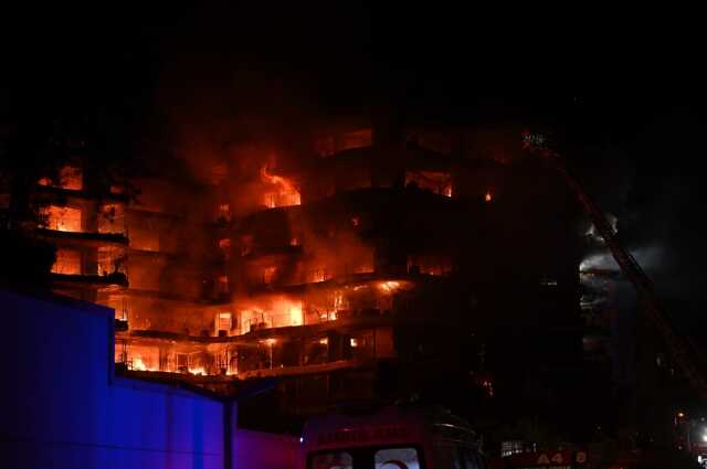 İzmir'in lüks sitesindeki yangından gelen ilk görüntüler çok vahim! Alevler tüm şehri aydınlattı İzmir'in lüks sitesindeki yangından gelen ilk görüntüler çok vahim! Alevler tüm şehri aydınlattı