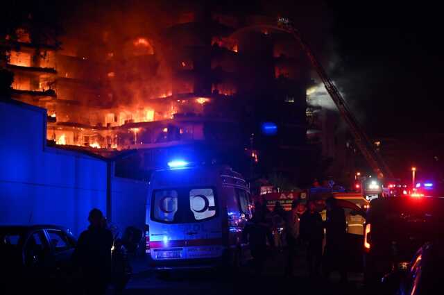 İzmir'in lüks sitesindeki yangından gelen ilk görüntüler çok vahim! Alevler tüm şehri aydınlattı İzmir'in lüks sitesindeki yangından gelen ilk görüntüler çok vahim! Alevler tüm şehri aydınlattı