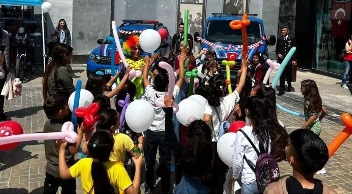 Aydın İl Jandarma Komutanlığı Söke\'deki AVM\'de trafik bilgilendirme etkinliği düzenledi