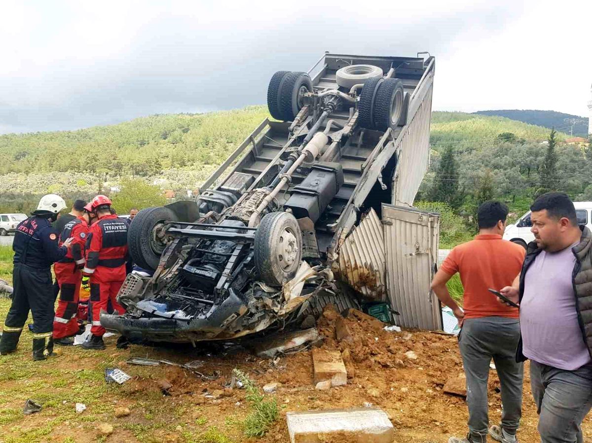 Yatağan-Milas karayolunda kaza: Kamyonet kavşakta ters döndü
