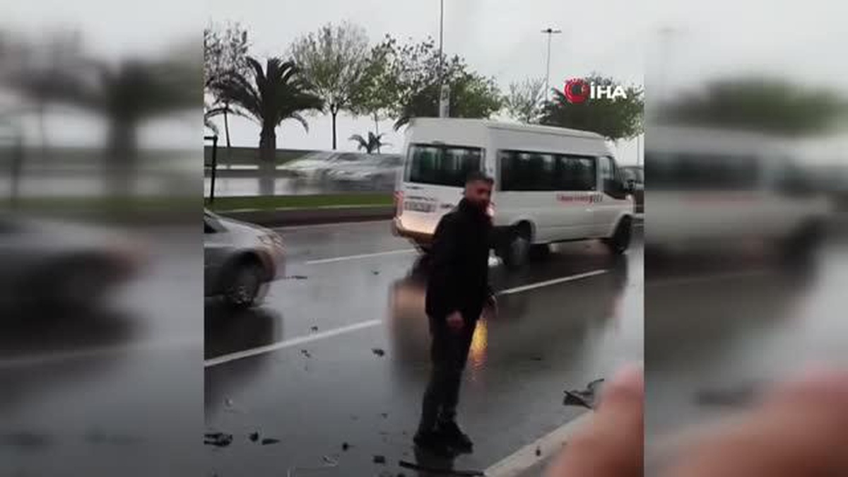 Kaygan zemin kazaya neden oldu: Servis minibüsü devrildi