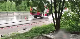 Kontrolden çıkan otomobil bariyerlere çarptı: 2 ölü