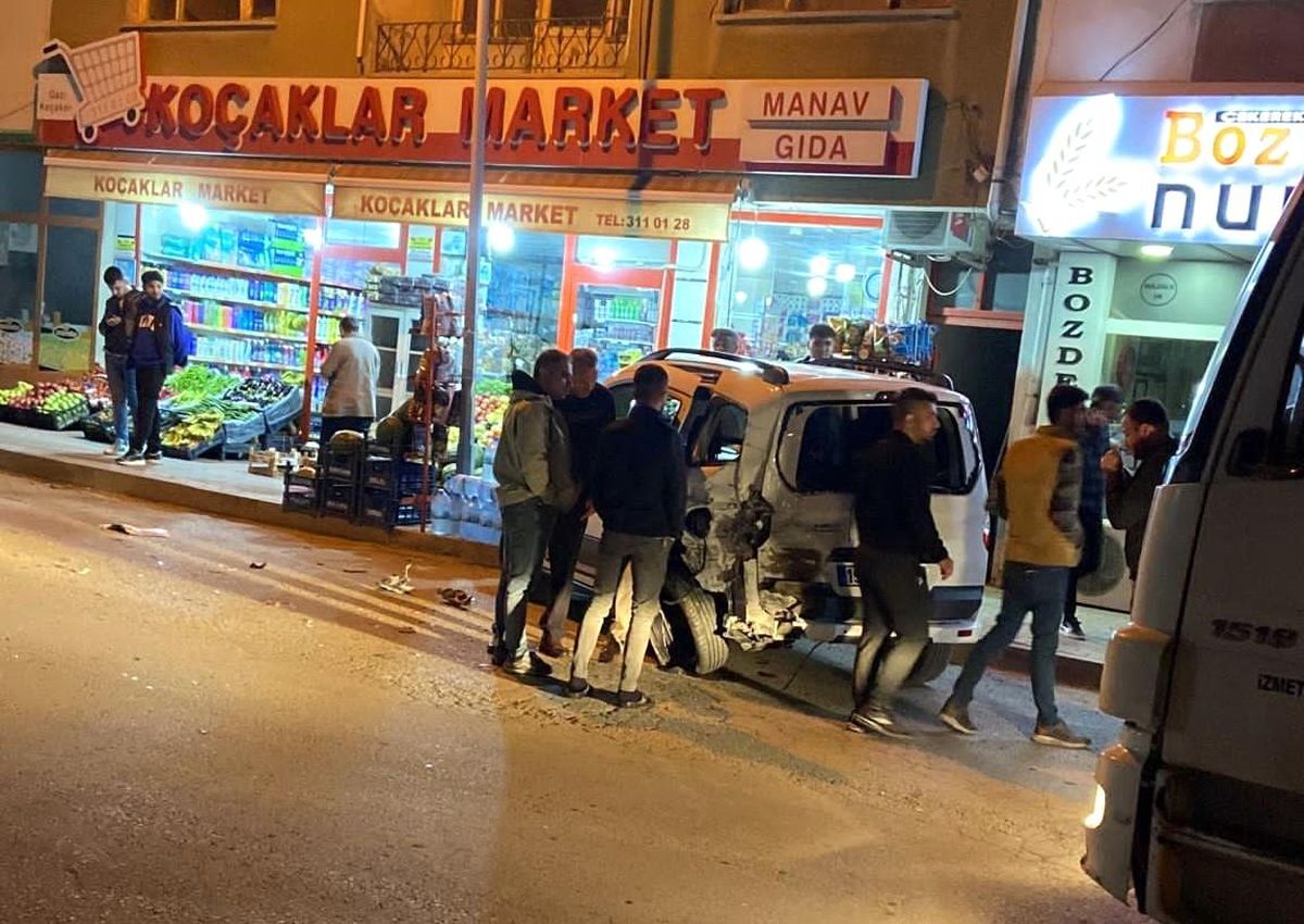 Çorum\'da Pikap Kontrolden Çıkarak 6 Araça Çarptı