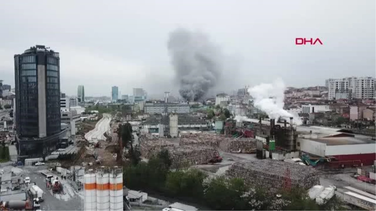Küçükçekmece\'deki 11 Katlı Binada Yangın Çıktı