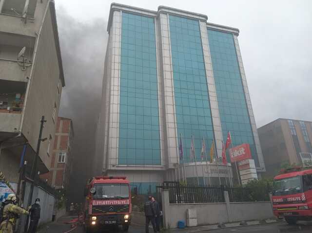 Küçükçekmece'de halı imalathanesinde yangın çıktı! Ekiplerin müdahalesi devam ediyor Küçükçekmece'de halı imalathanesinde yangın çıktı! Ekiplerin müdahalesi devam ediyor