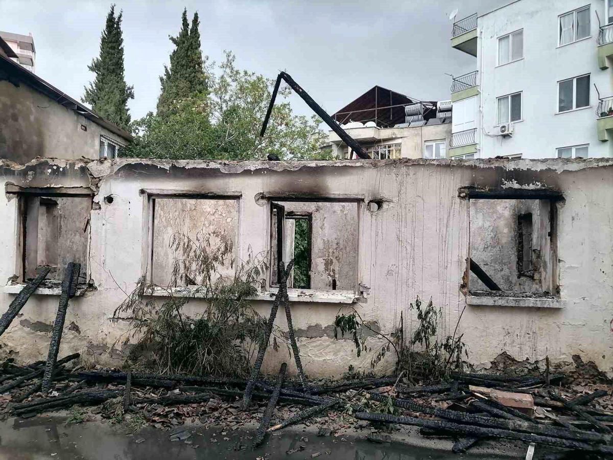 Antalya\'da Kullanılmayan Müstakil Ev Yangında Küle Döndü