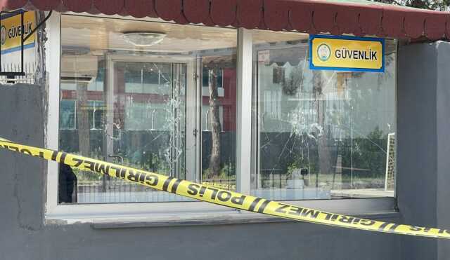 Lise öğrencisi pompalı tüfekle okulu basıp rastgele ateş etti: 1 ölü, 3 yaralı Lise öğrencisi pompalı tüfekle okulu basıp rastgele ateş etti: 1 ölü, 3 yaralı