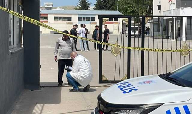 Lise öğrencisi pompalı tüfekle okulu basıp rastgele ateş etti: 1 ölü, 3 yaralı Lise öğrencisi pompalı tüfekle okulu basıp rastgele ateş etti: 1 ölü, 3 yaralı