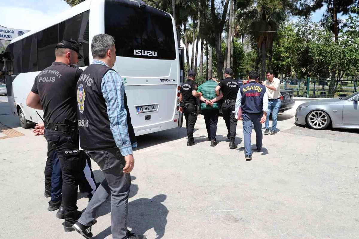 Mersin\'de Sazan Sarmalı Yöntemiyle Dolandırıcılık Yapan 5 Şüpheliden 3\'ü Tutuklandı