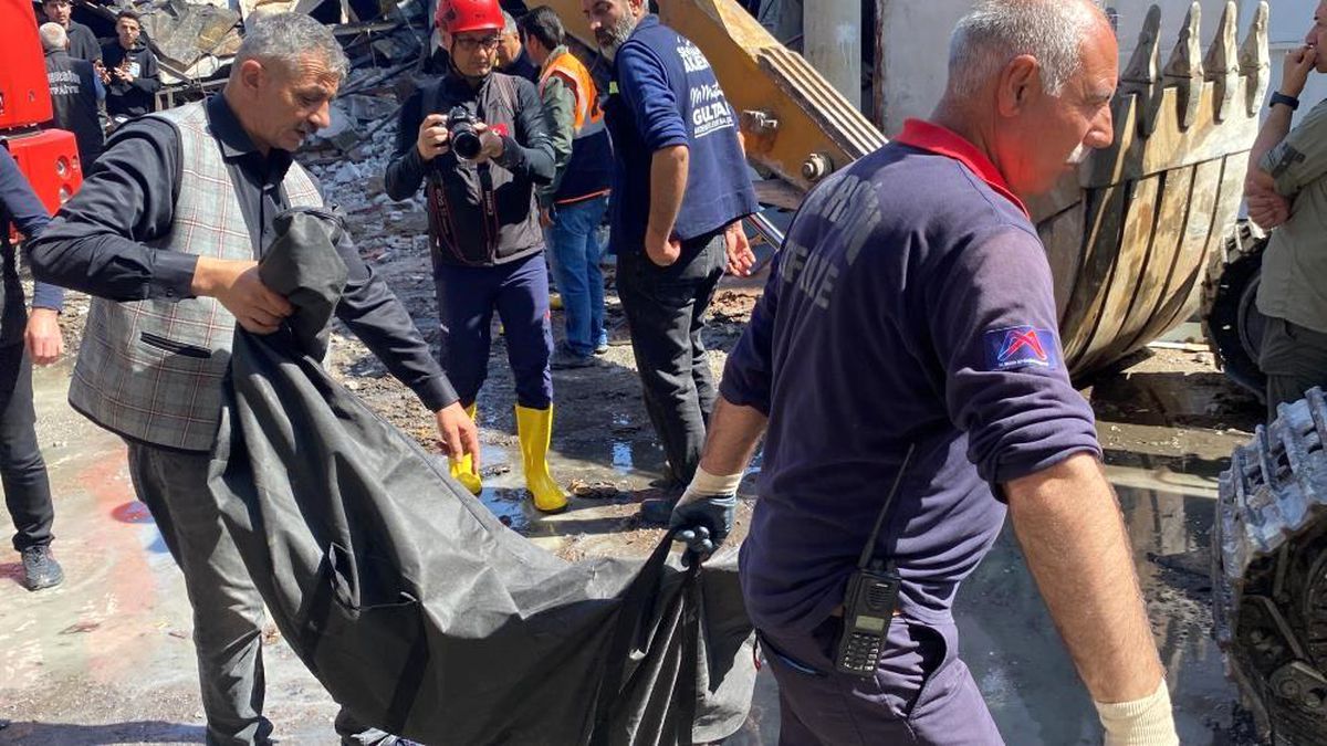 Mersin\'deki Yangında 4 Kişi Hayatını Kaybetti