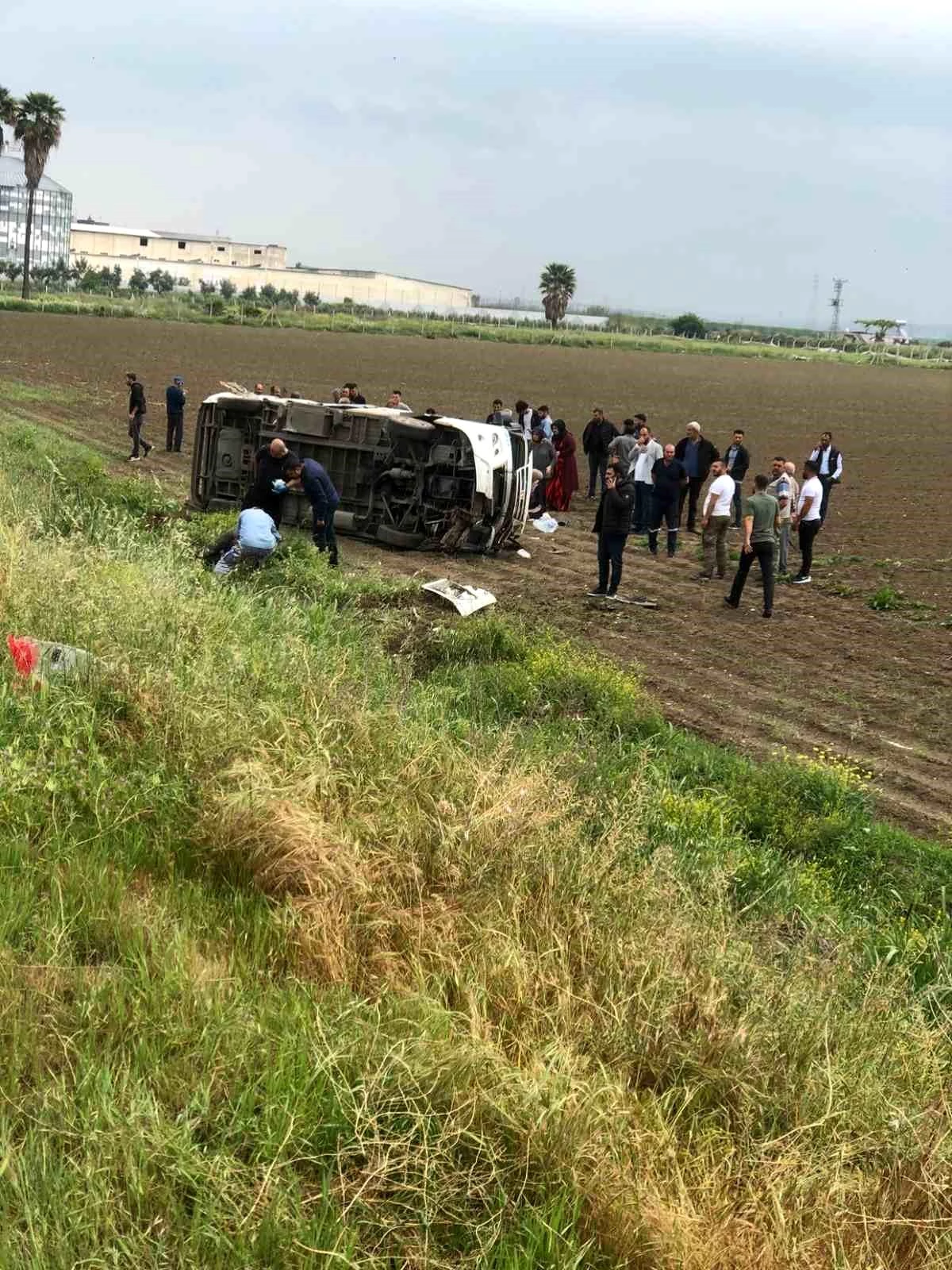 Adanada Kamyon ile Minibüs Çarpışması: 10 Yaralı