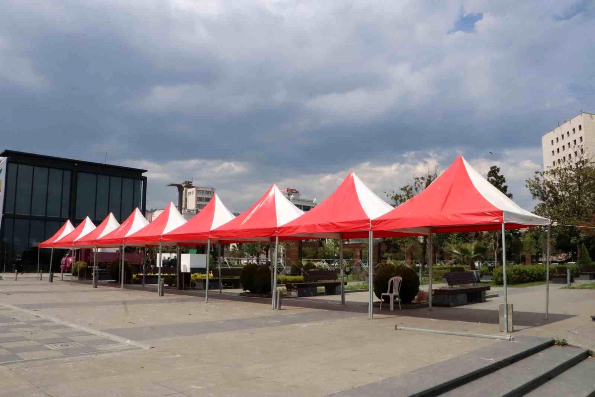 Orta Karadeniz Kariyer Fuarı\'nda Bordo-Mavi Renkli Standlar Tartışma Yarattı