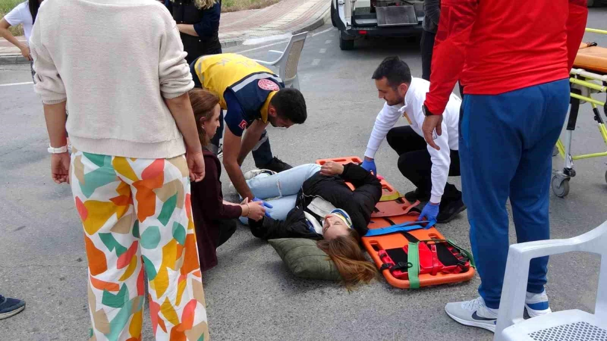 Antalya\'da motosiklet otomobile çarptı: Genç kız yaralandı
