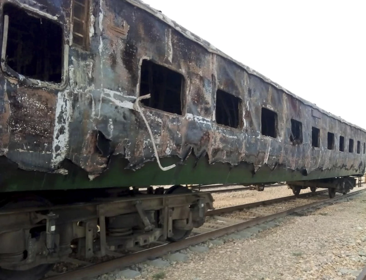 Pakistan\'da Yanan Tren Kazasında 2 Kişi Öldü, 4 Kişi Kayboldu