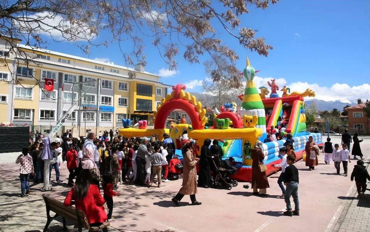 Erzincan\'da Okul Bahçelerine Balon Park Kuruldu