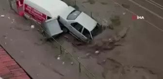 Sağanak ile gelen taşkın araçları böyle sürükledi