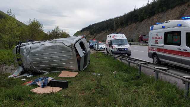 Samsun'da minibüs takla attı: 4 yaralı Samsun'da minibüs takla attı: 4 yaralı