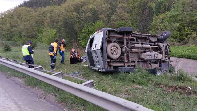 Samsun'da minibüs takla attı: 4 yaralı Samsun'da minibüs takla attı: 4 yaralı