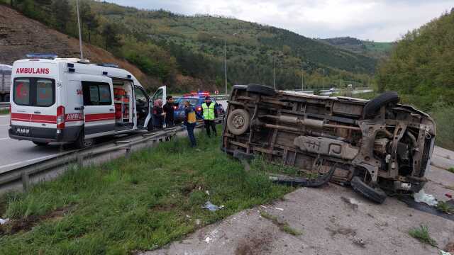 Samsun'da minibüs takla attı: 4 yaralı Samsun'da minibüs takla attı: 4 yaralı