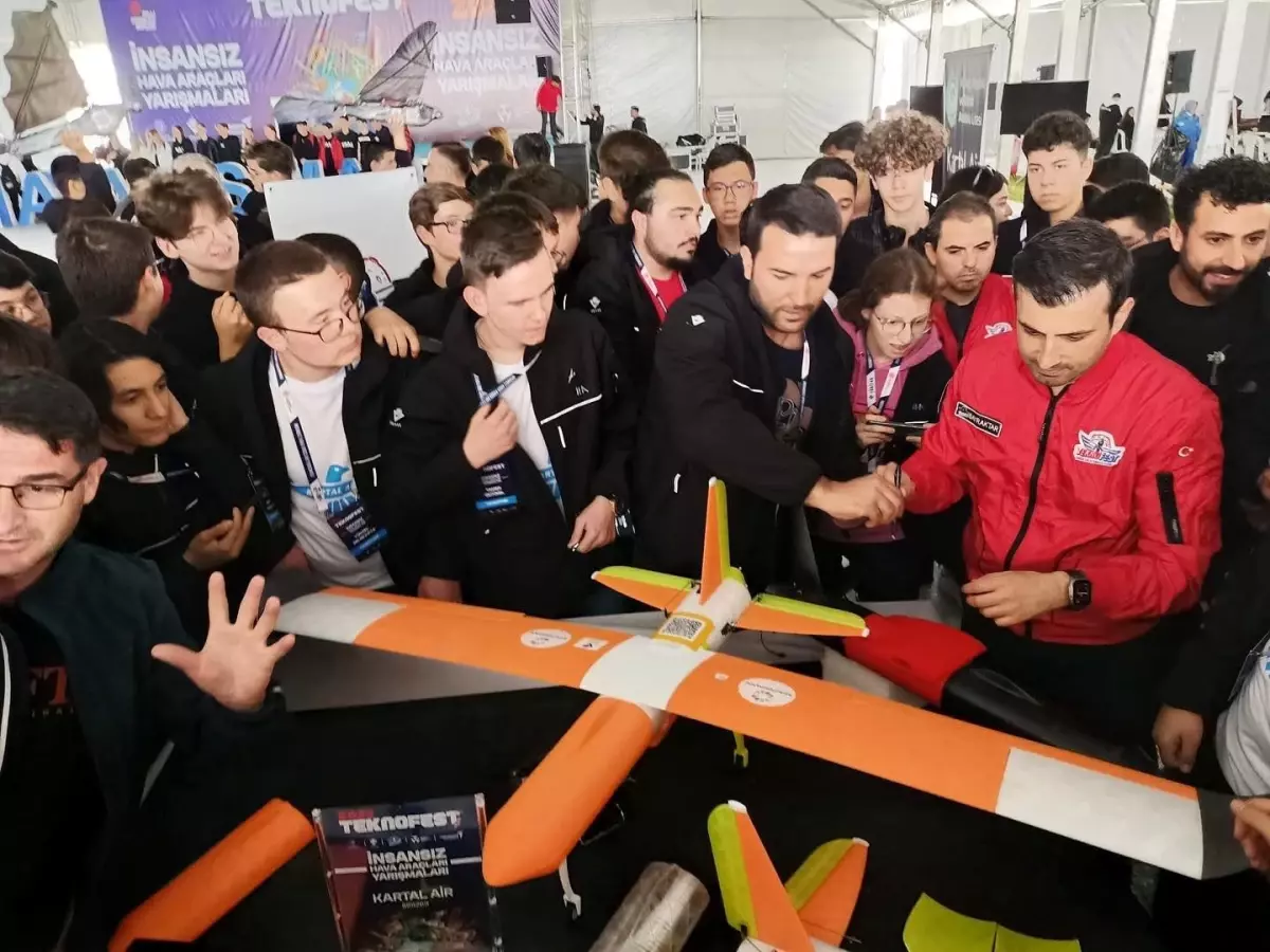 Selçuk Bayraktar ve Bakan Varank, Kocasinan\'ın aracı ile İHA\'sına imzasını attı