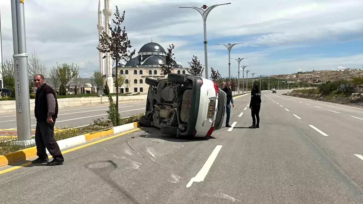 Sivrice Belediye Başkanı Turgay Gündoğan\'ın Makam Aracı Kaza Yaptı