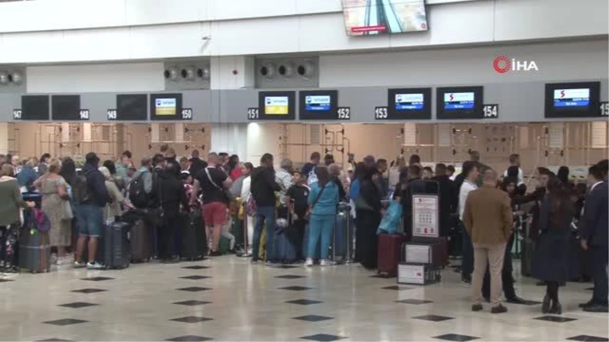 Tatilciler Antalya Havalimanı\'nda oy kullandı