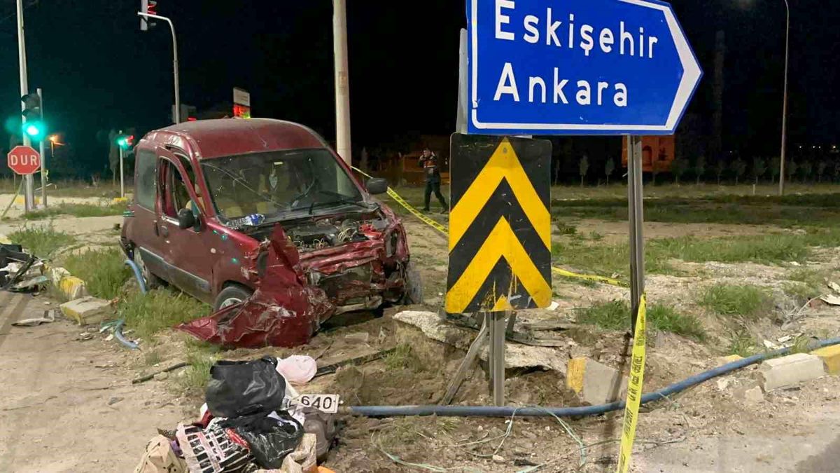 Afyonkarahisar\'da kavşakta yaşanan kaza sonucu iki kişi hayatını kaybetti