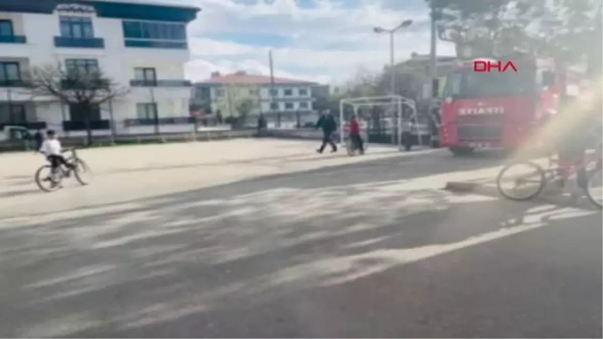 Erzincan\'da İtfaiye Ekipleri Tarafından Kurtarılan Mahsur Kalmış Çocuk