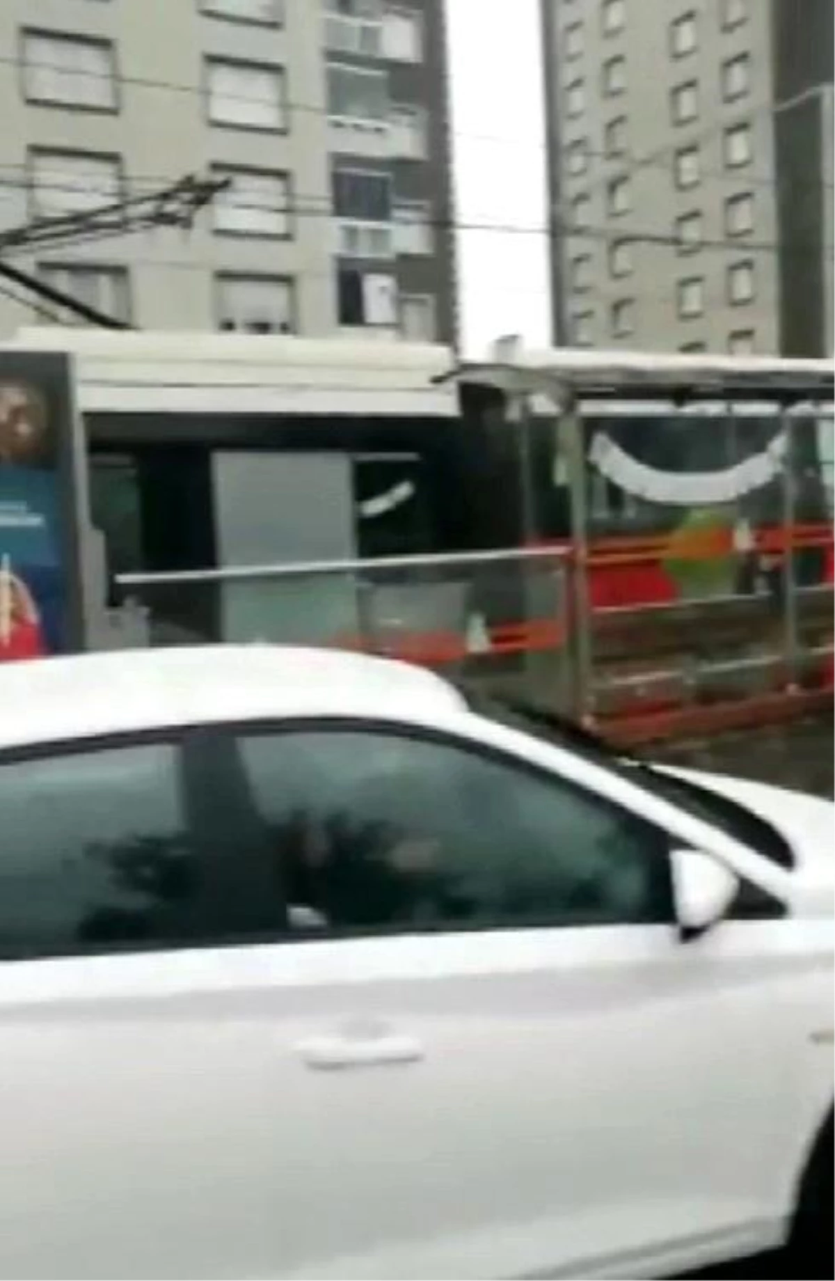 Kabataş-Bağcılar tramvay hattında elektrik telleri kopunca seferler aksadı