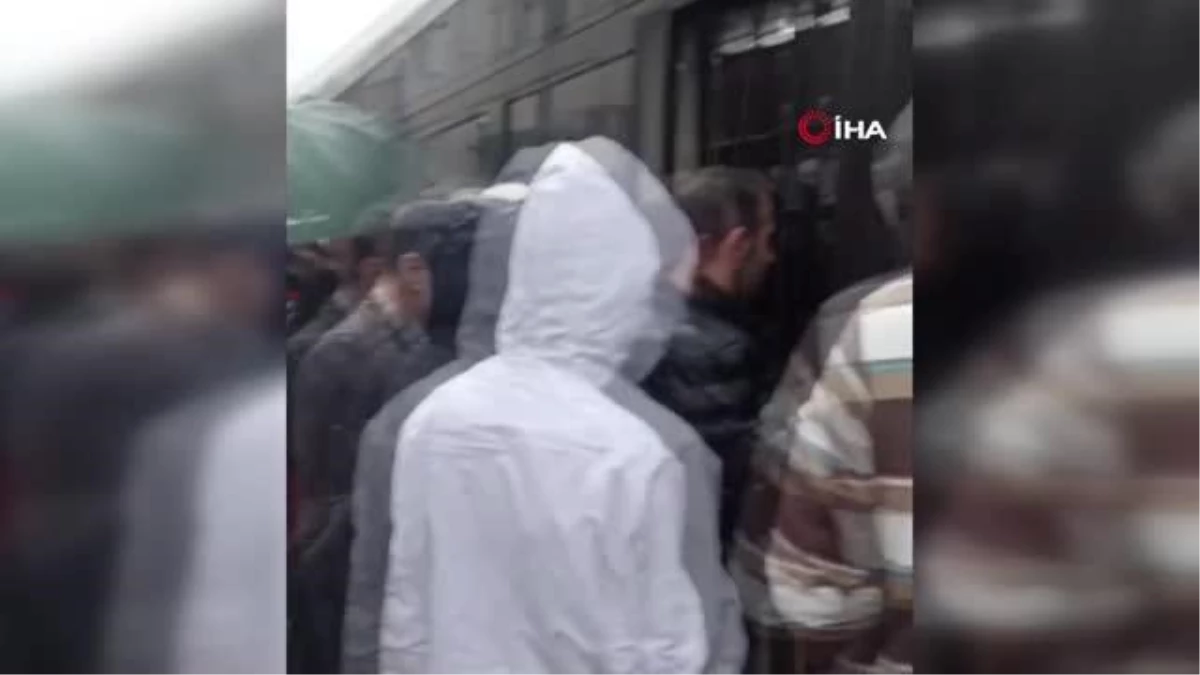 Tramvay arızalanınca yolda kalan vatandaşlardan Ekrem İmamoğlu\'na tepki