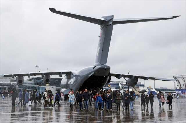 Vatandaşlar yağışa rağmen TEKNOFEST 2023'e akın etti