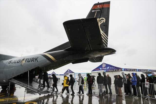 Vatandaşlar yağışa rağmen TEKNOFEST 2023'e akın etti