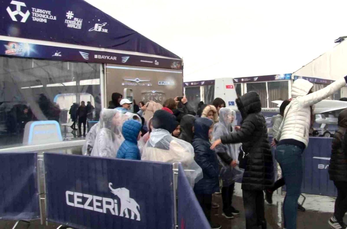 Yağmura rağmen vatandaşlar TEKNOFEST\'e akın etti