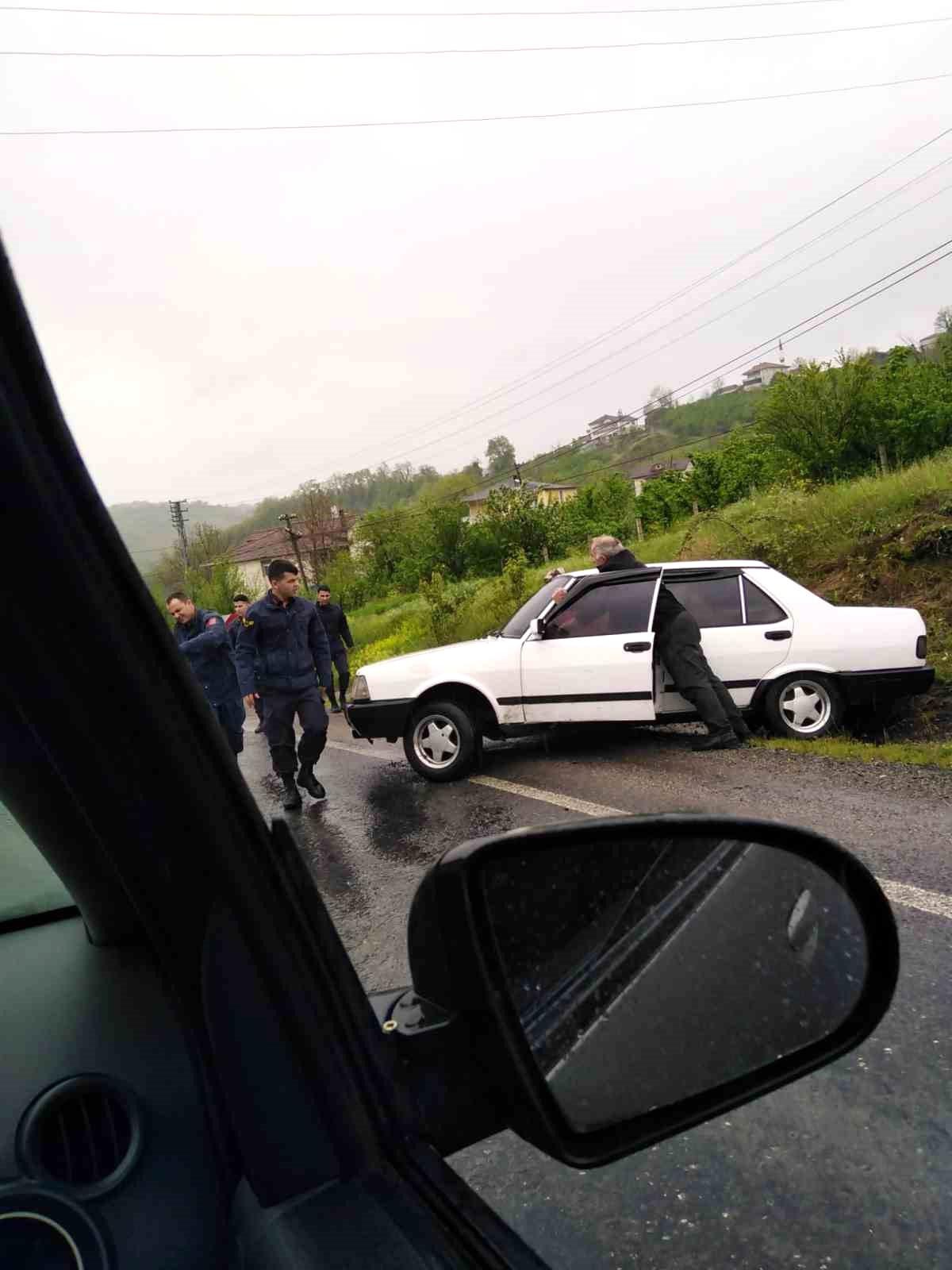 Zonguldak\'ta yağıştan dolayı otomobil su kanalına düştü
