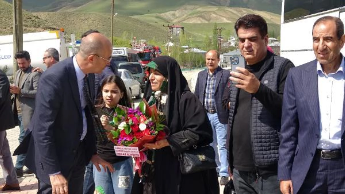 Yüksekova\'ya gelen İranlı tur operatörlerine çiçekli karşılama