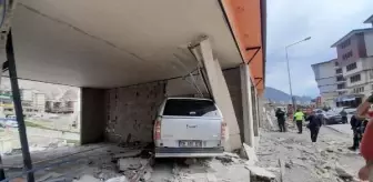 Yusufeli'de kamyonet iş yeri duvarına çarptı