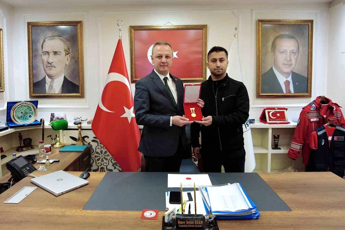 Zonguldak Belediyesi İtfaiye Eri Mehmet Tunaya Devlet Üstün Fedakarlık Madalyası Aldı