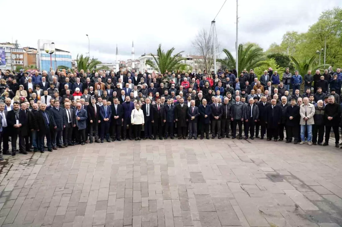 AK Parti Teşkilatları ve Belediye Başkanları Ereğli\'de El Sıkma Etkinliği Gerçekleştirdi