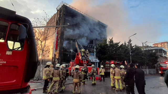 Akit Medya Grubu'nun da bulunduğu binada çıkan yangını söndürme çalışmaları 15'inci saatinde devam ediyor