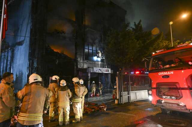 Akit Medya Grubu'nun da bulunduğu binada çıkan yangını söndürme çalışmaları 15'inci saatinde devam ediyor