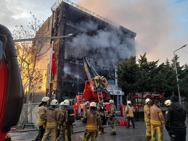 Akit Medya Grubu'nun da bulunduğu binada çıkan yangını söndürme çalışmaları 15'inci saatinde devam ediyor