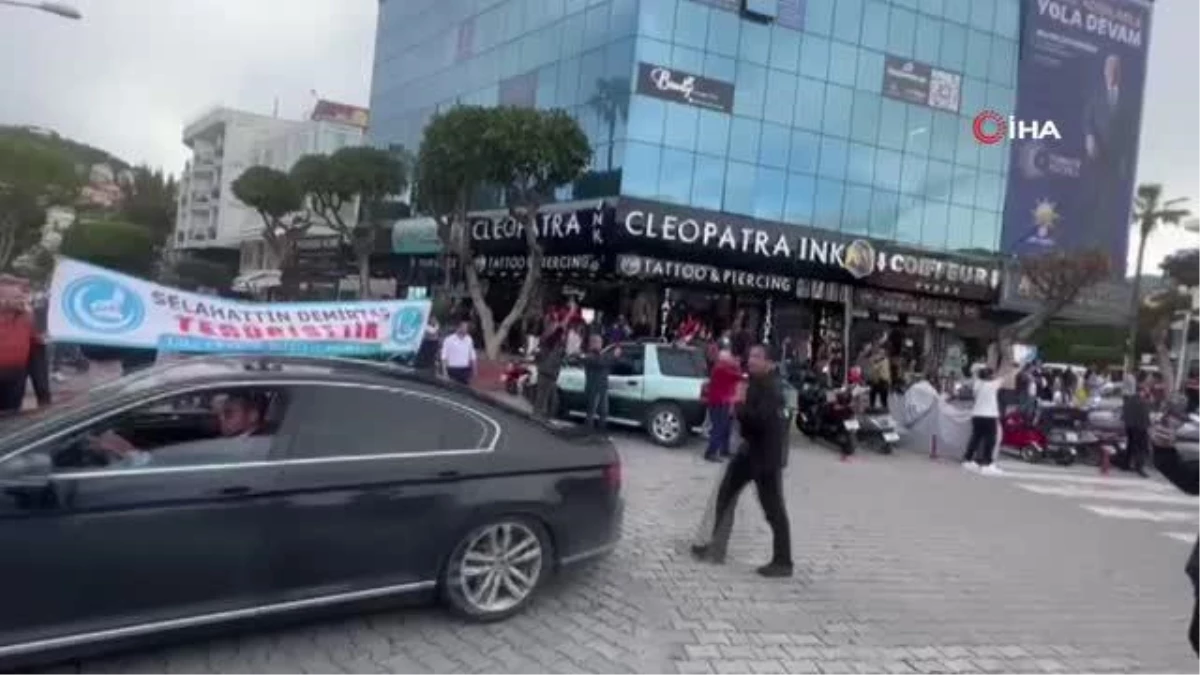 Alanyada Ekrem İmamoğlu\'na pankartlı protesto