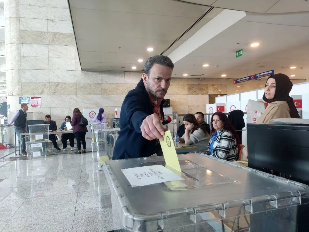 Yurt dışı seçmenleri Ankara Esenboğa Havalimanında oy kullanıyor