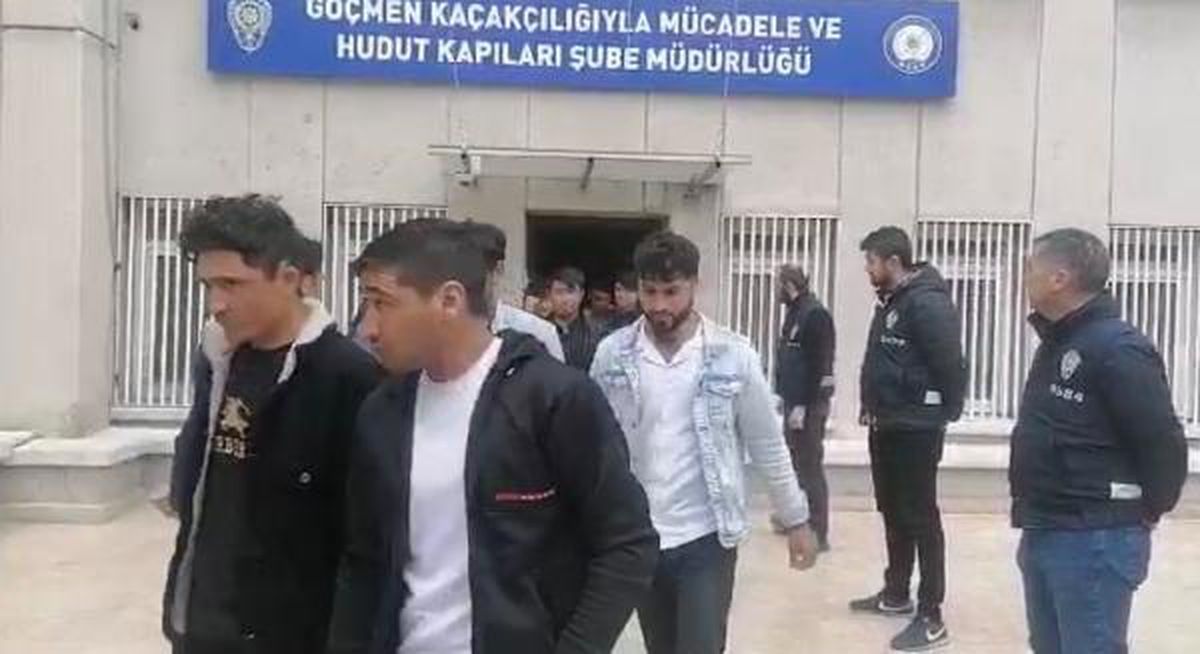Ankara\'da Kaçak Göçmen Operasyonu: 3 Kişi Gözaltına Alındı, 100 Göçmen Yakalandı