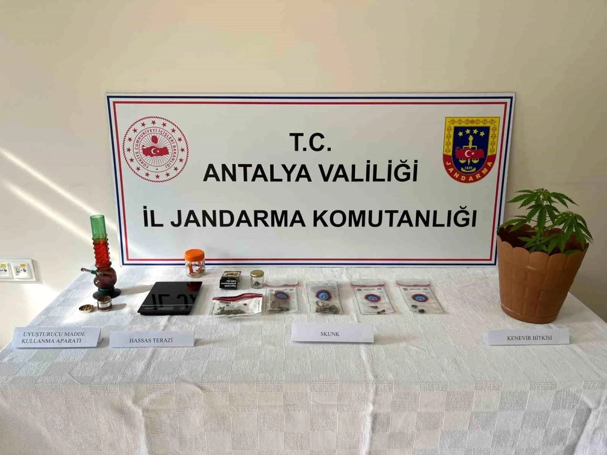 Antalya\'da Tatil Beldelerinde Uyuşturucu Ticareti Yapmaya Hazırlanan 16 Şüpheli Yakalandı