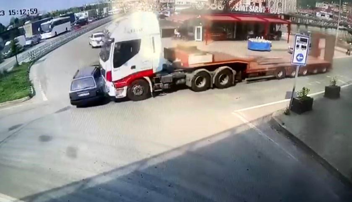 Artvin Hopa\'da Tır ve Otomobil Çarpıştı: 3 Yaralı